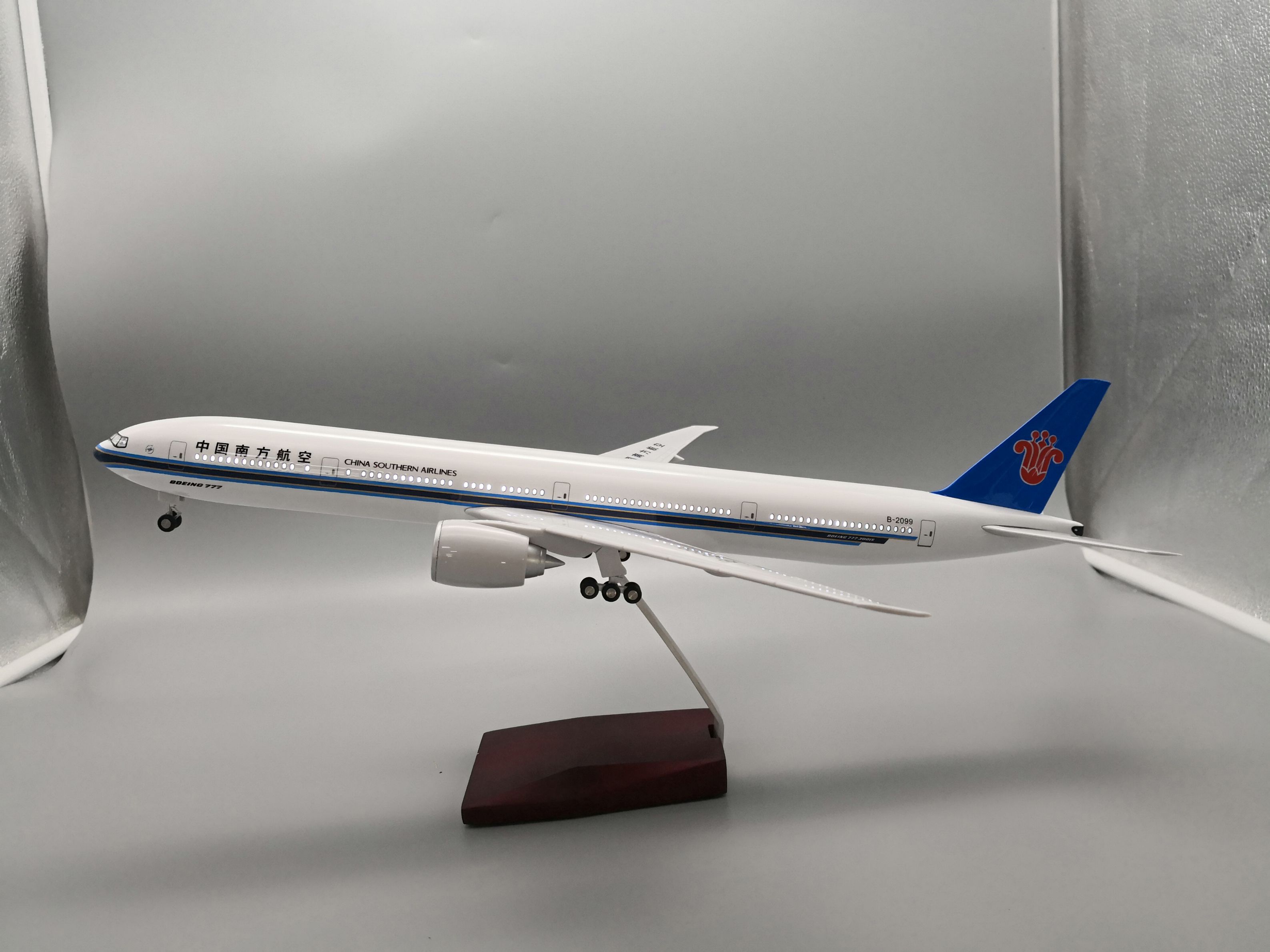 Aircraft model (China Southern Airlines B777-300 LED voice-controlled aircraft model) manual aircraft model