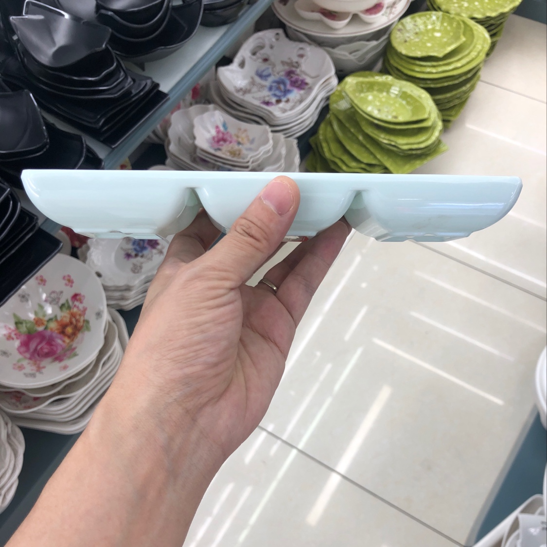 A three-compartment ice-cracked dish details Picture