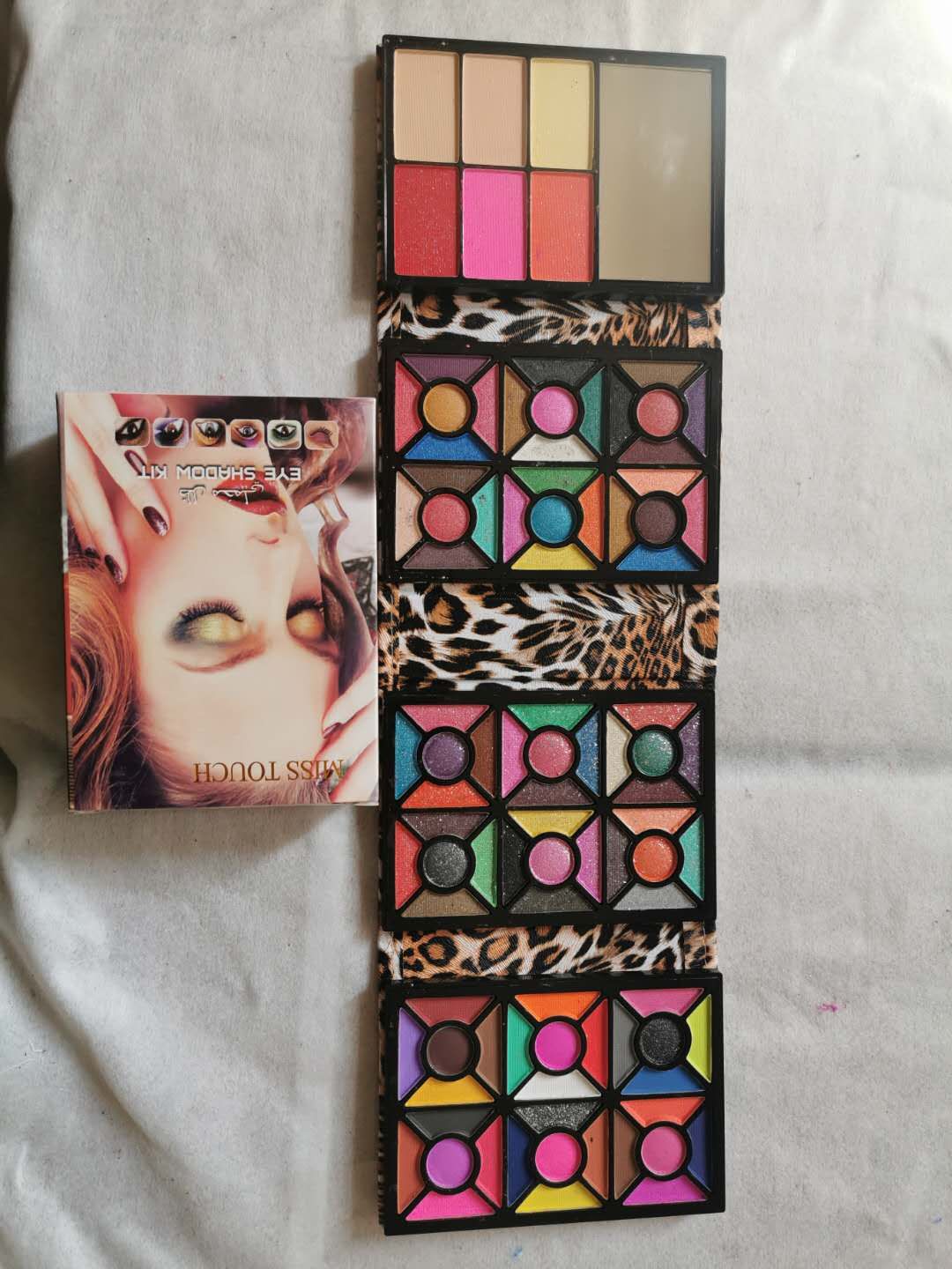 8104: Small 4 fold: 6+30*3 multi-color eye shadow blush compact wallet