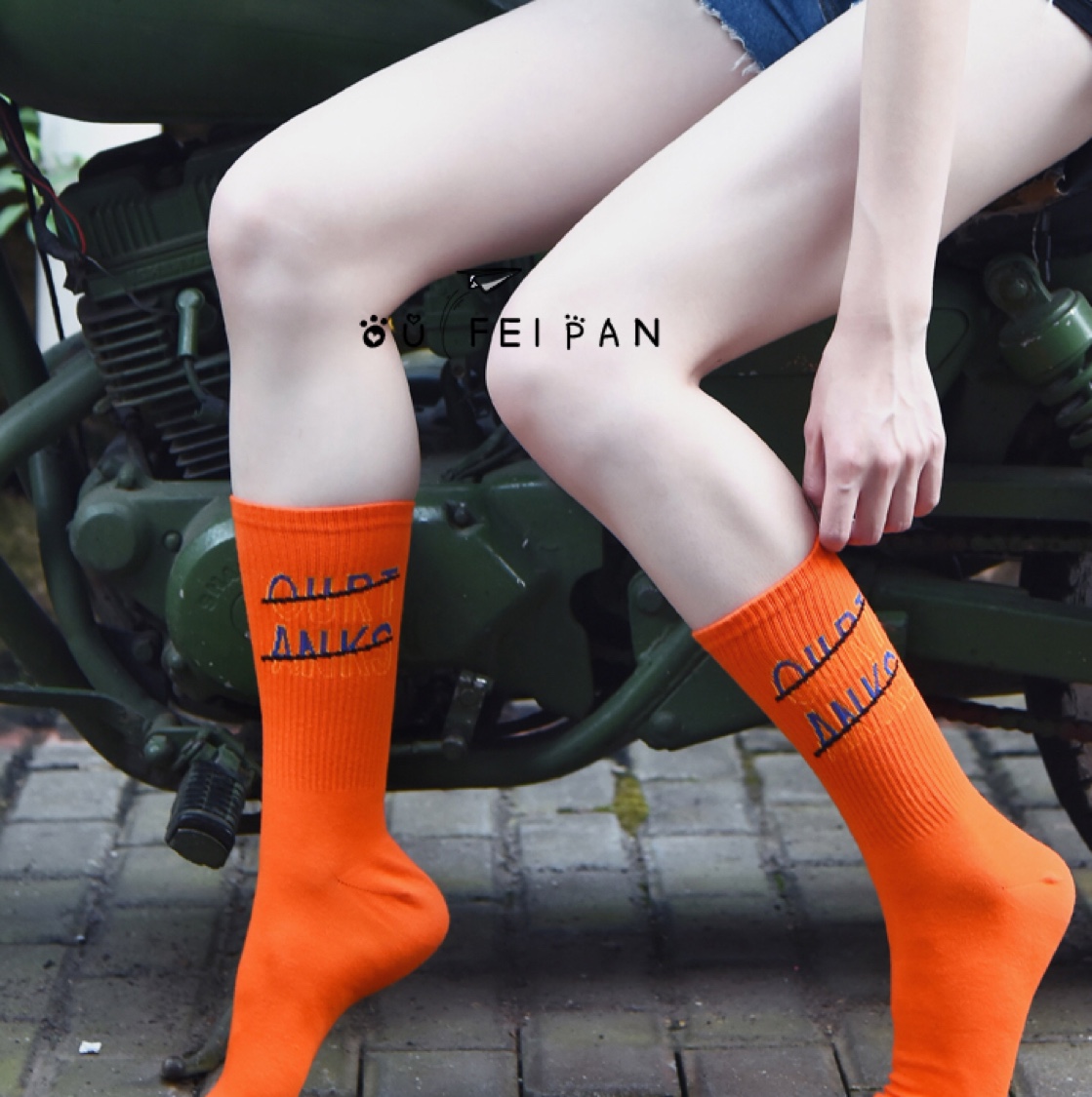 MOXIAO's new original English letter creative women's mid-calf socks undefined