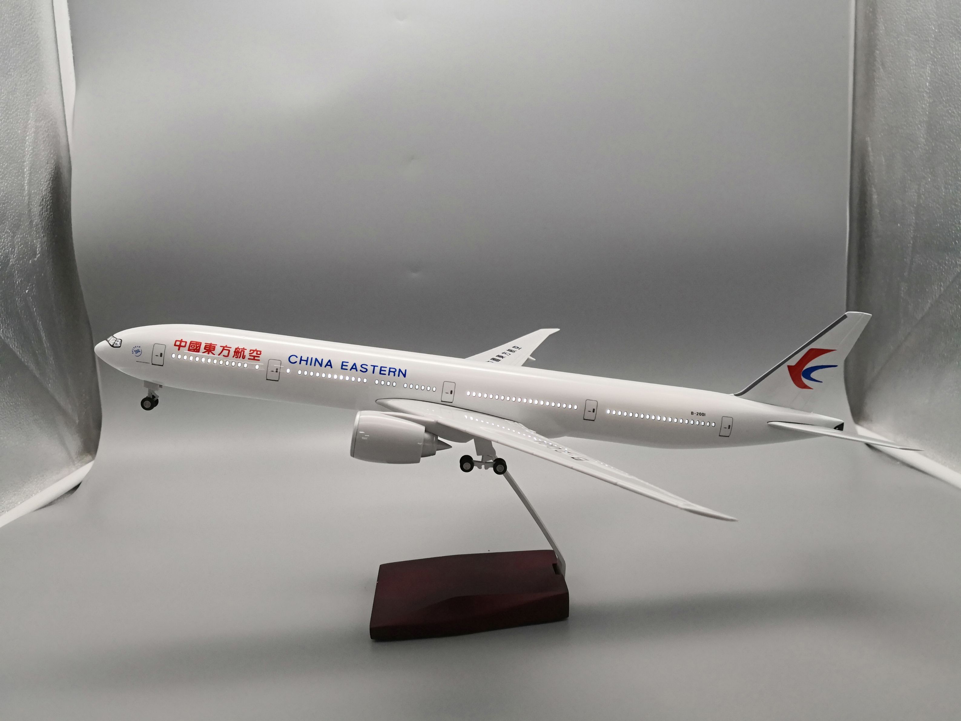Aircraft model (China Eastern Airlines B777-300 LED voice-controlled aircraft model) manual aircraft model