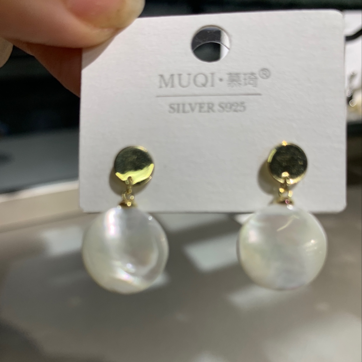 Fashionable shell earrings