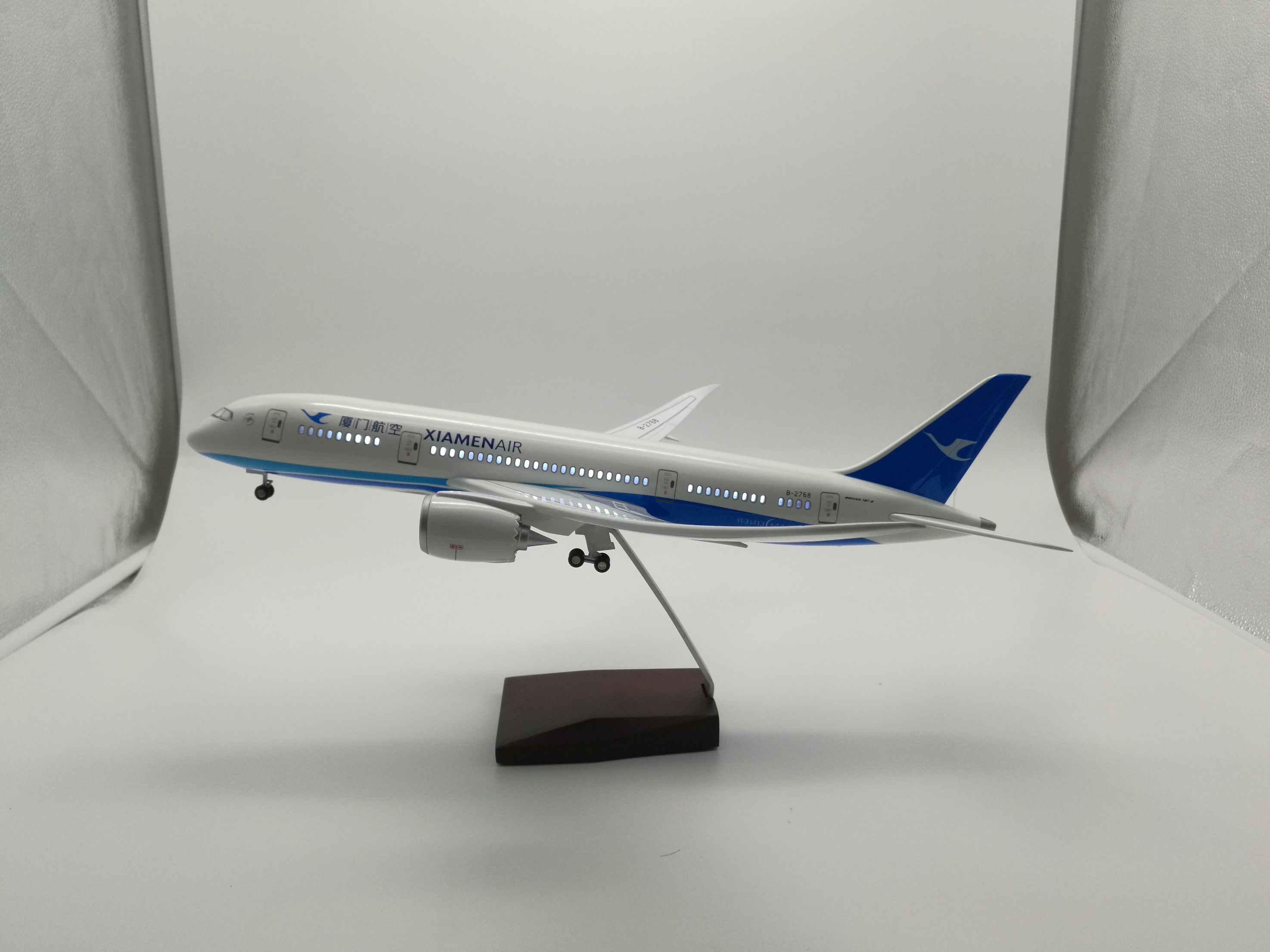 Aircraft model (China Xiamen Airlines B787 LED voice-controlled aircraft model) synthetic resin aircraft model