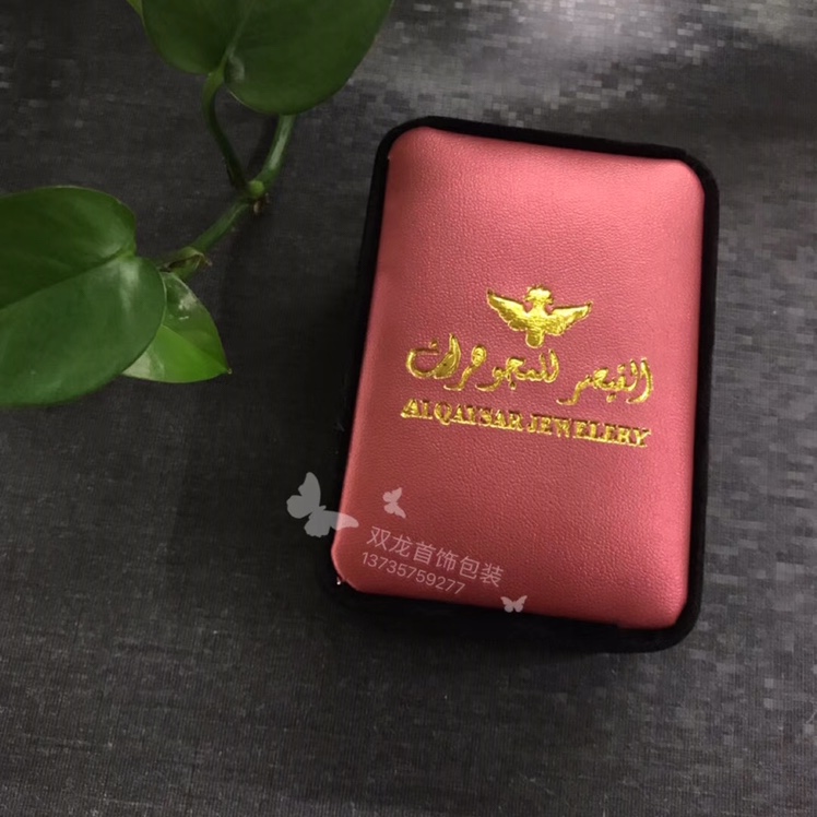 قلادة ذات زاوية مستوية