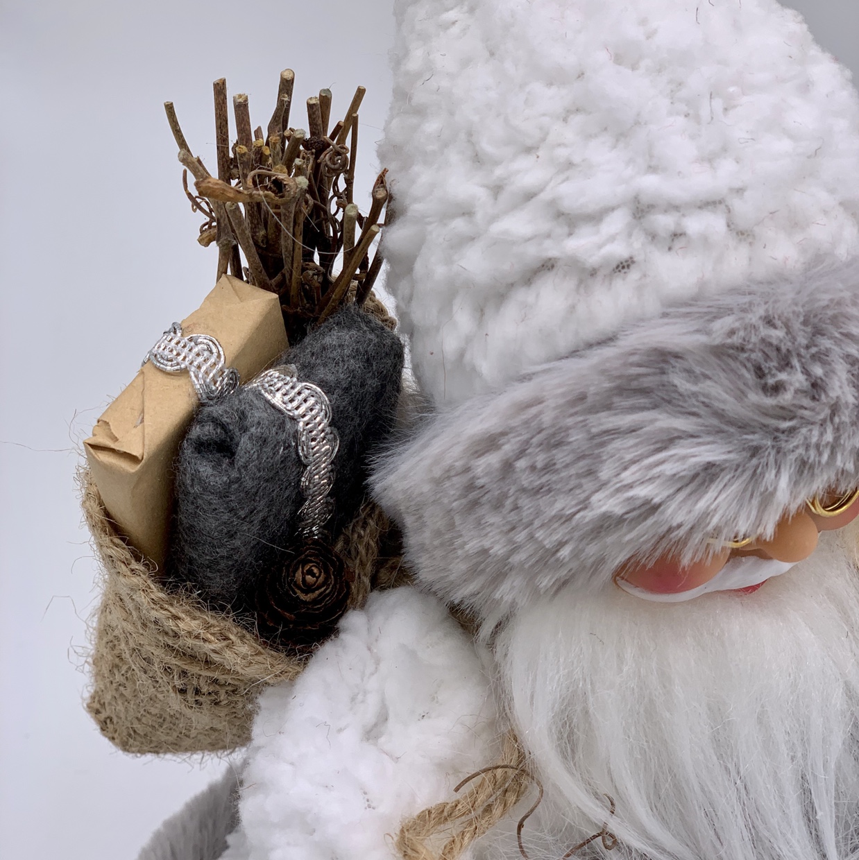 A 30-centimeter white luxury electric Santa Claus Item Picture
