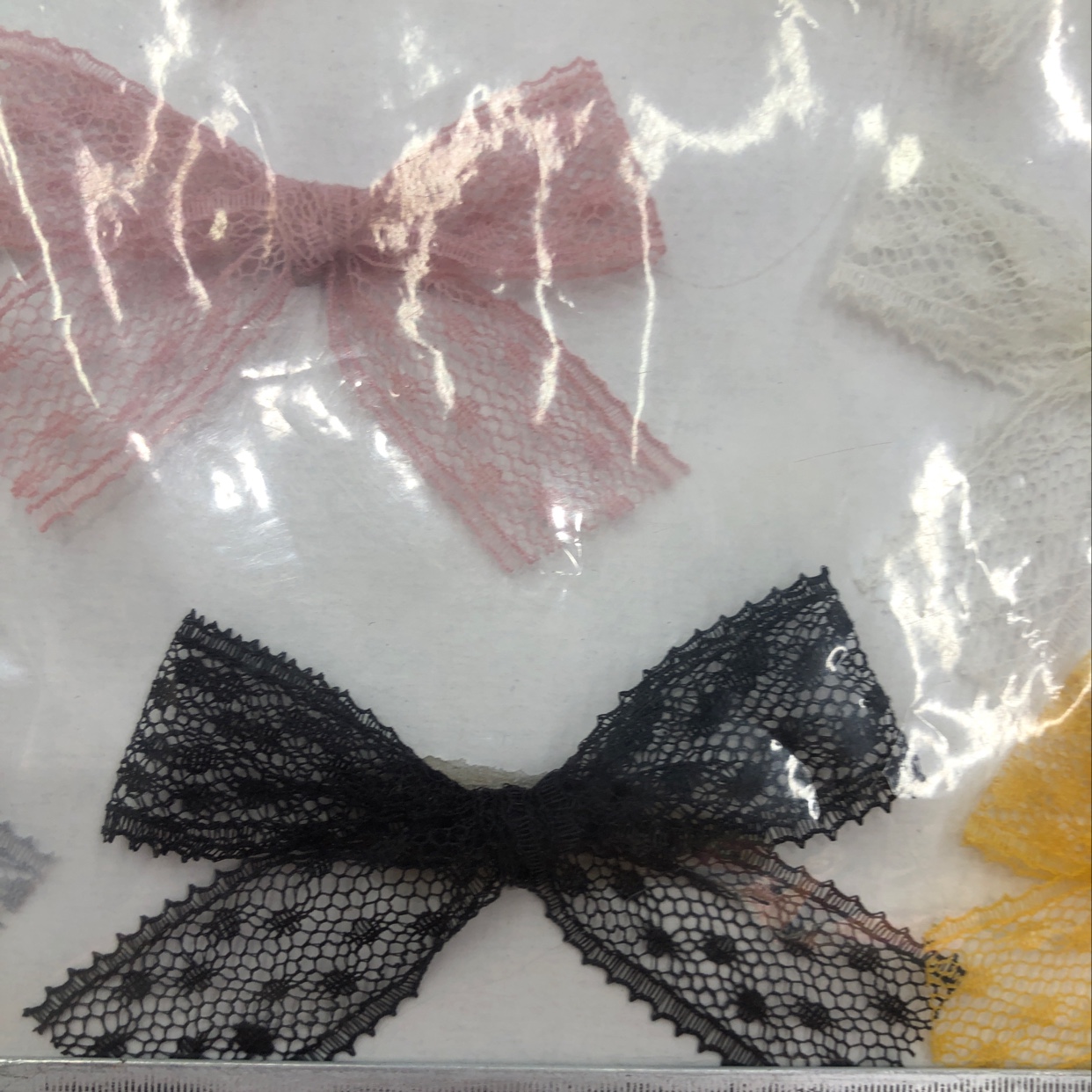 Lace hands are knotted details Picture