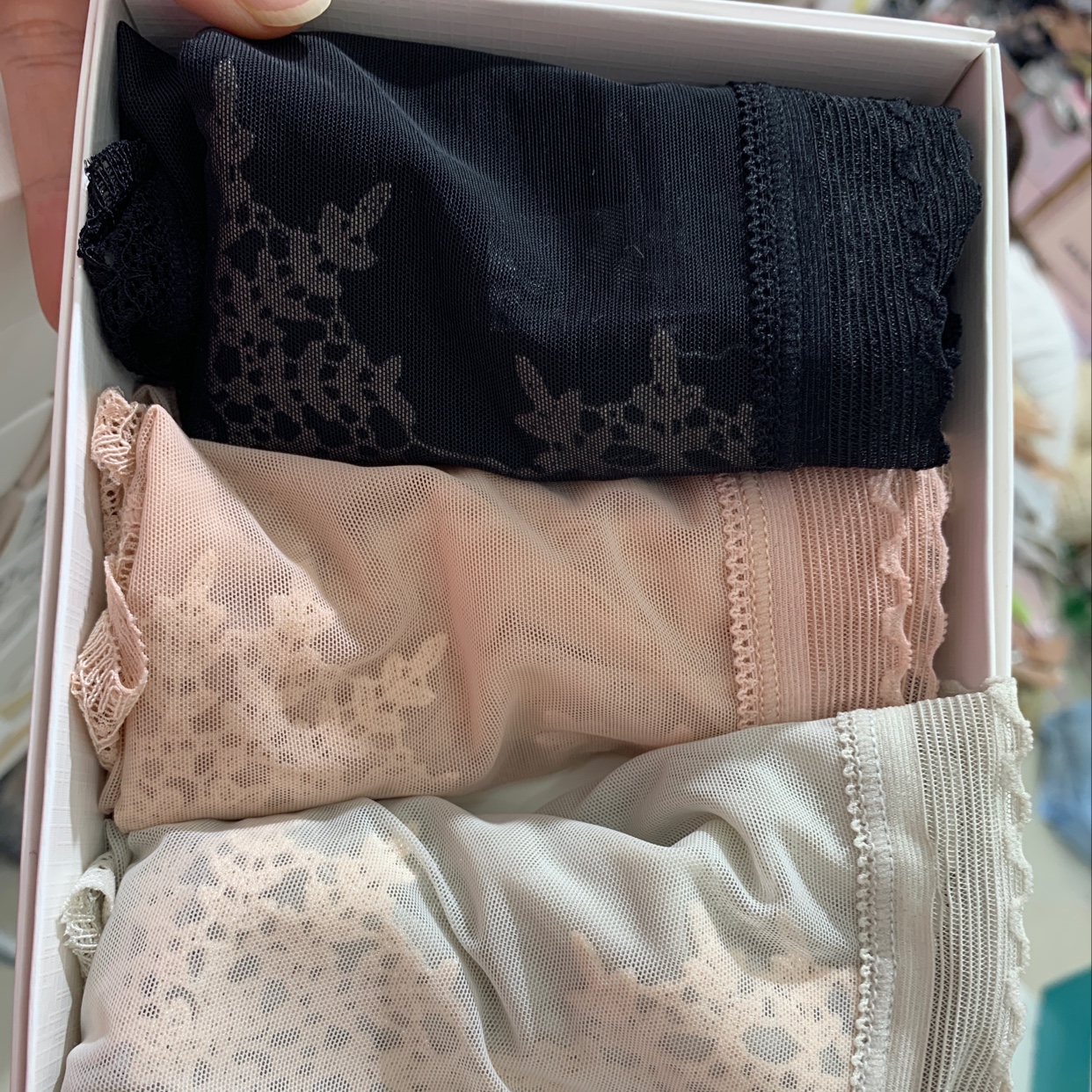 Box containing 3 pairs of lace underpants for women thumbnail