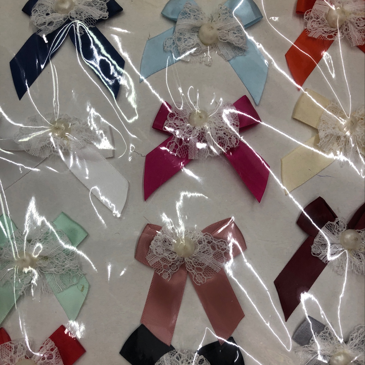 A 5-point bow tie with lace and half beads