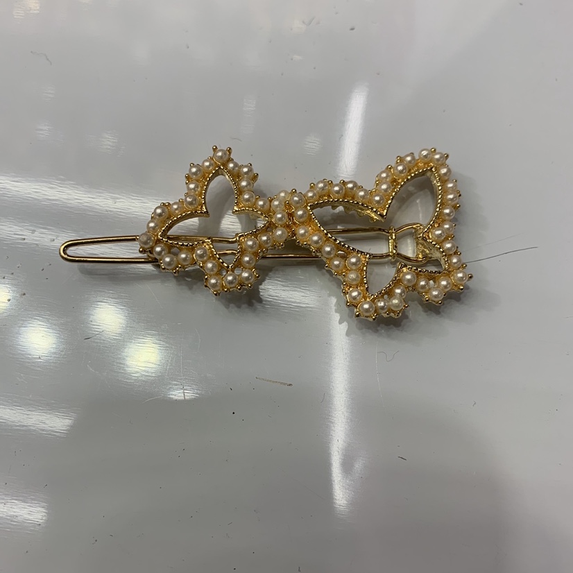 Pearl double butterfly clip