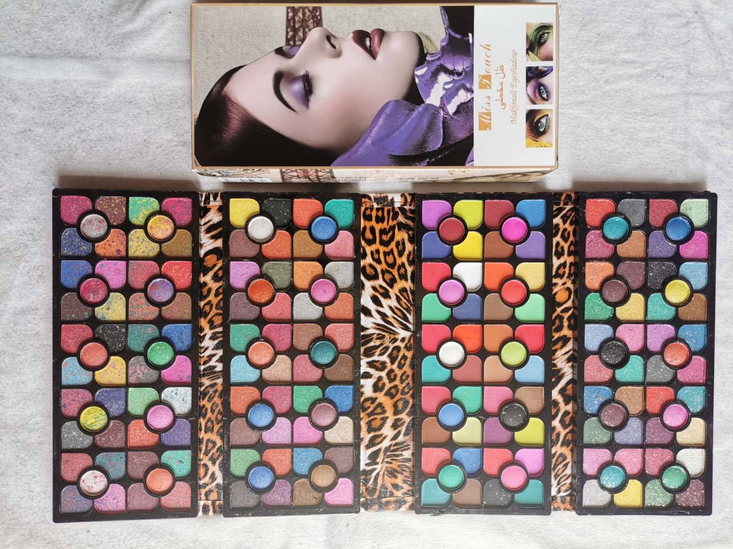 Medium fold: Petal *4 multi-color eye shadow wallet