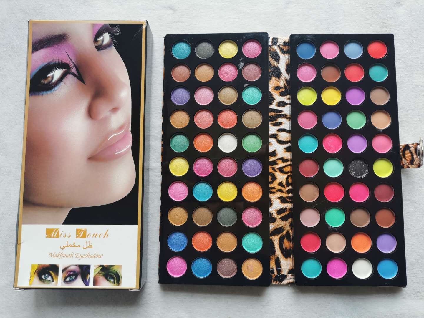 8816: Medium fold: 40 circles *2 multi-color eye shadow wallet