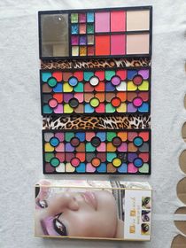 8836: Medium fold: petal *2+12+6 multi-color eye shadow wallet