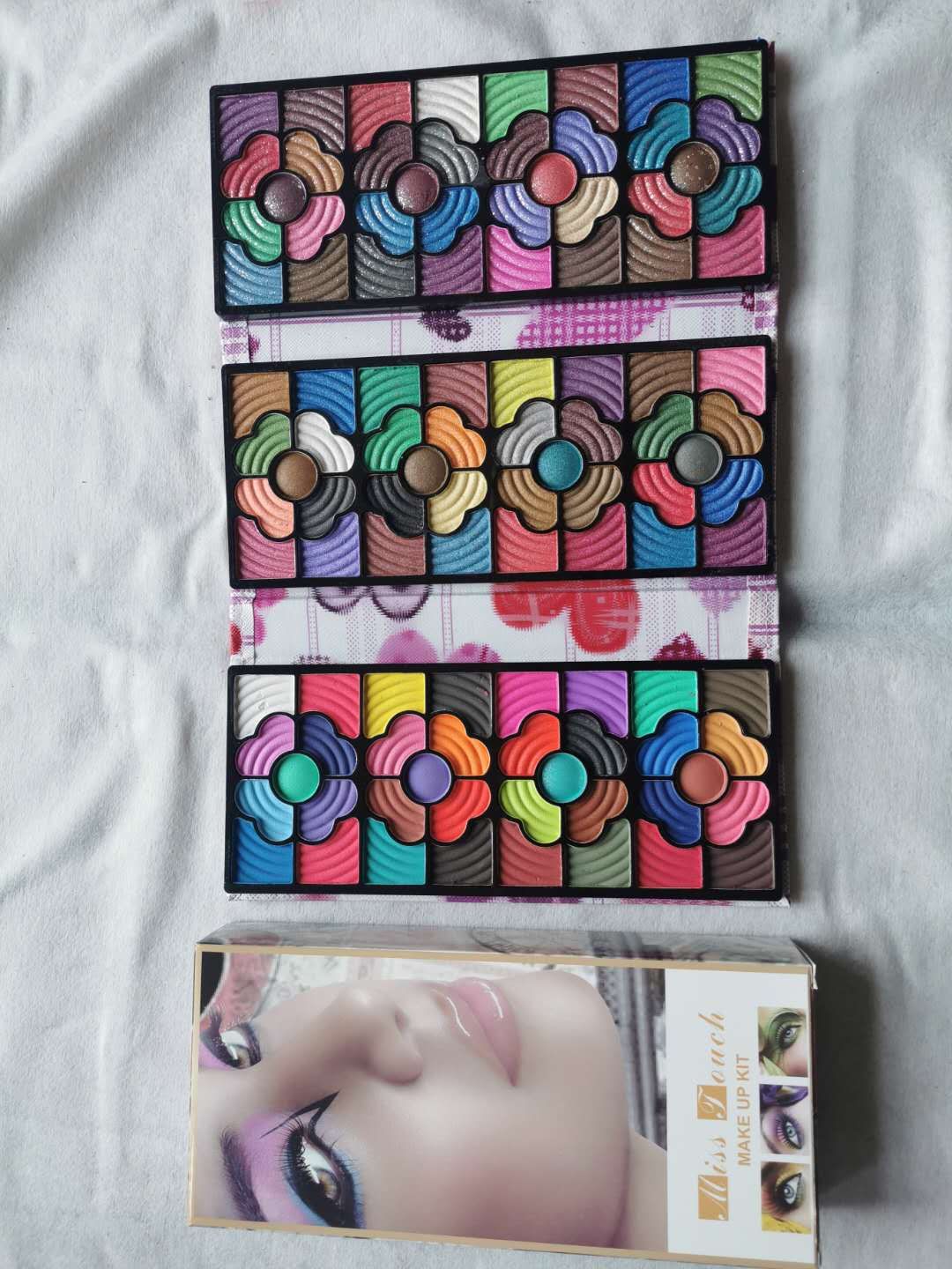 8836: Medium discount: plum blossom *3 multi-color eye shadow wallet thumbnail