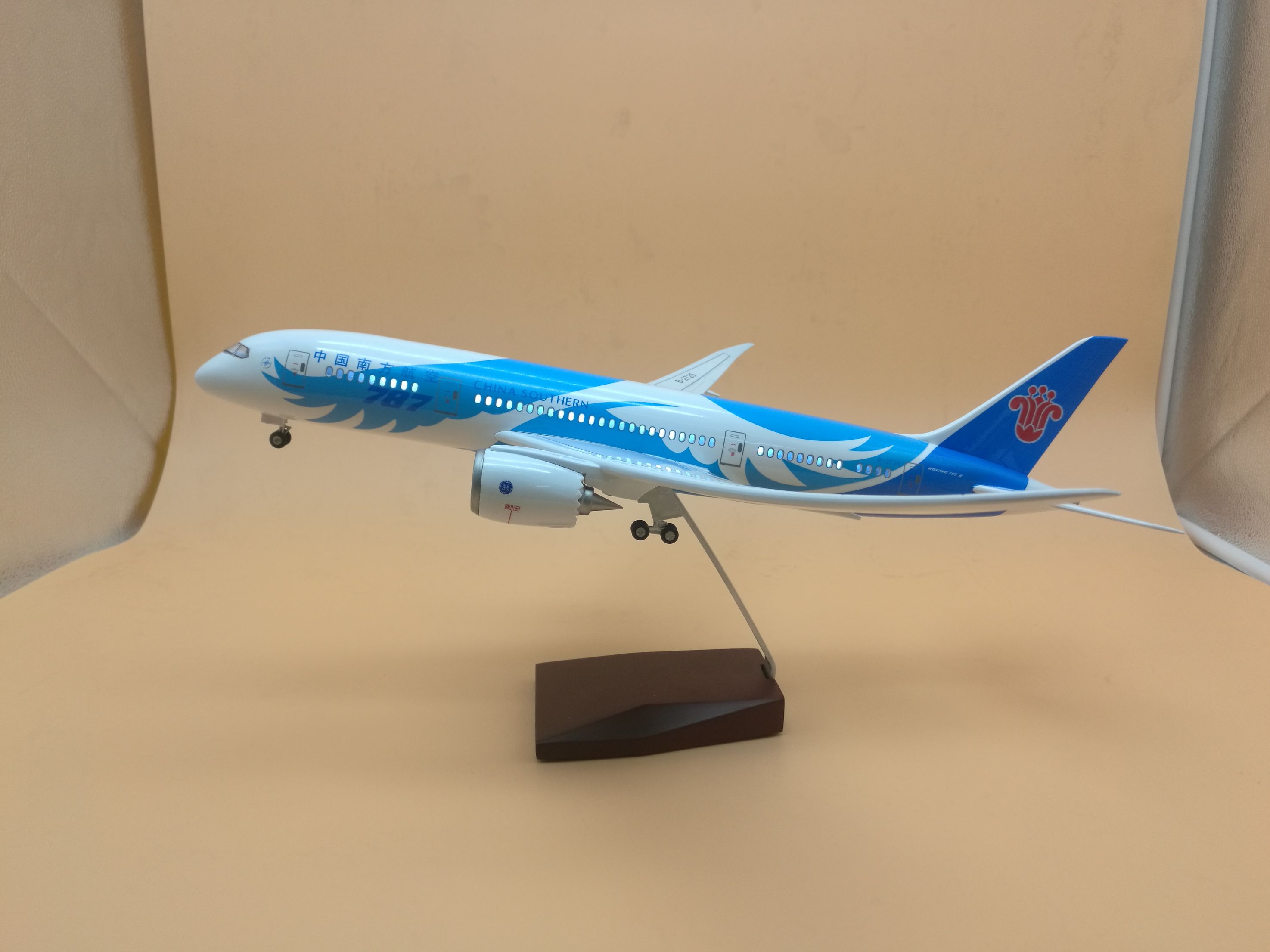 飞机模型（中国南方航空B787 LED声控飞机模型）合成树脂飞机模型
