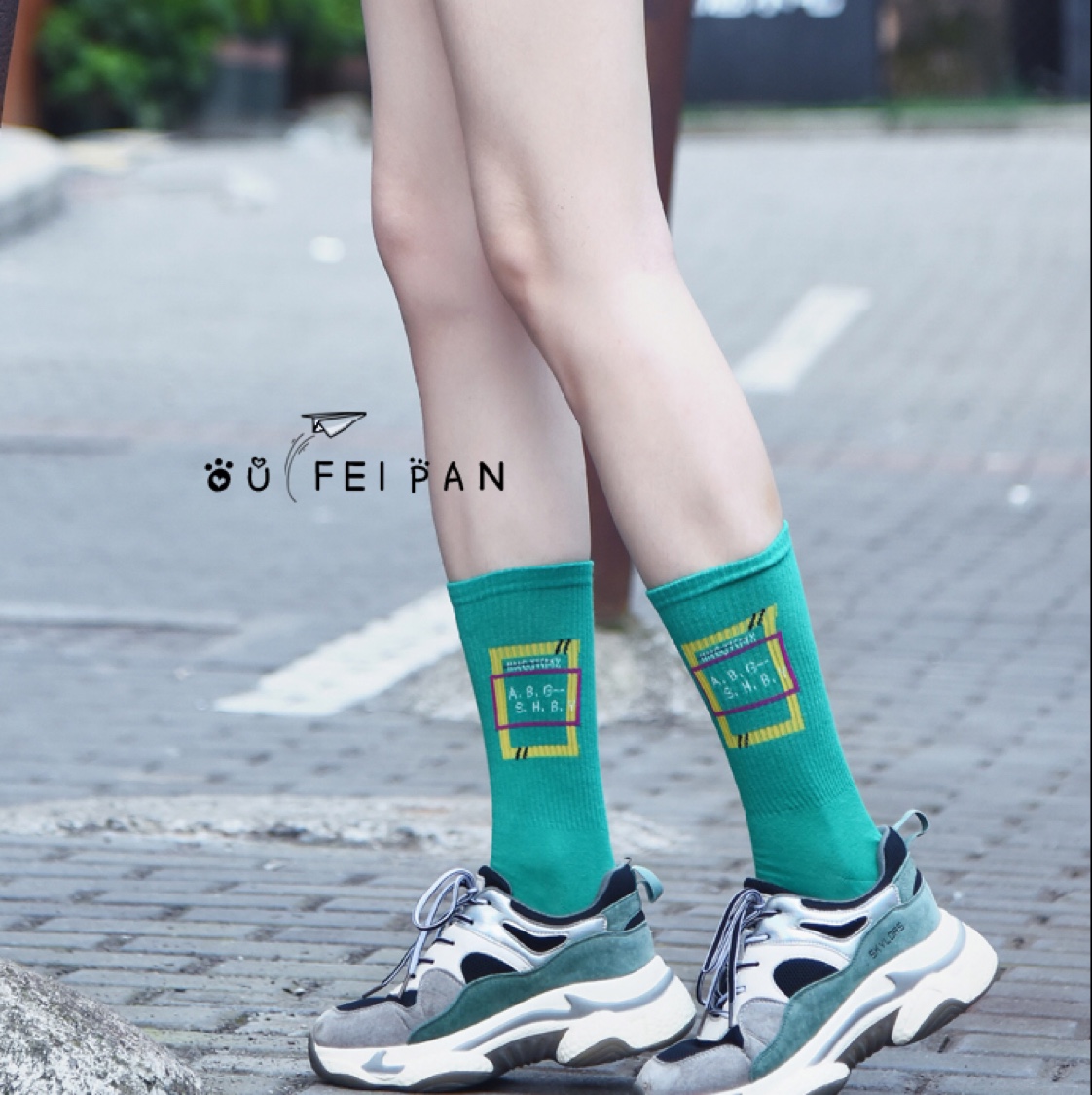 MOXIAO's new original English letter creative women's mid-calf socks Application Scenario