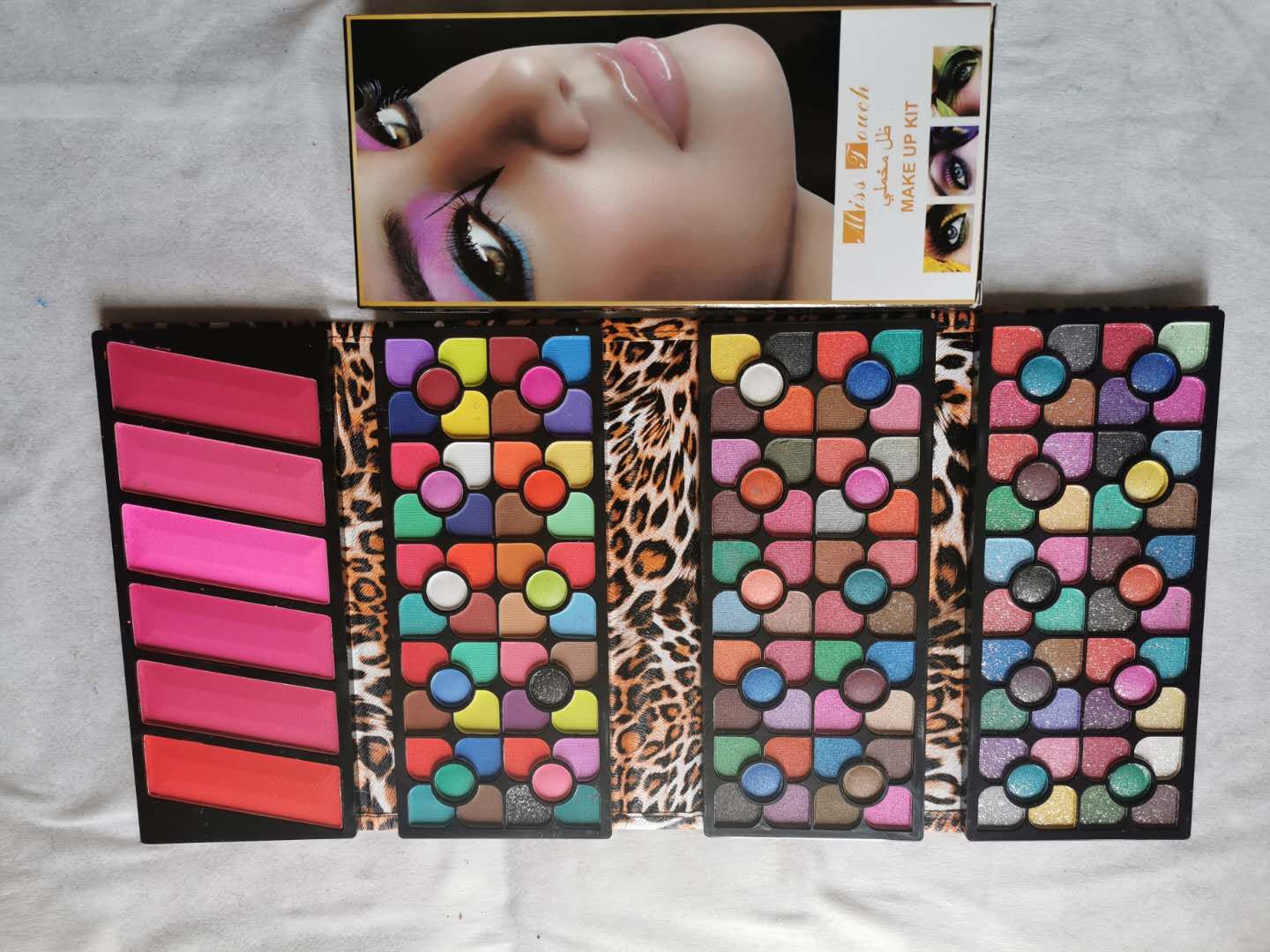 Medium fold: petal *3+6 multi-color eye shadow wallet