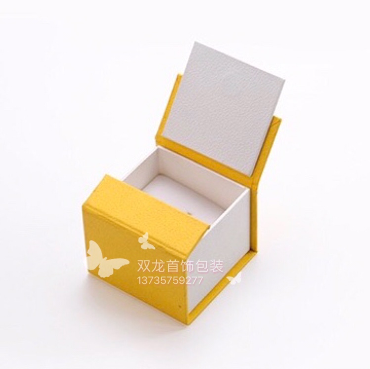 Caja de anillo doble abierta