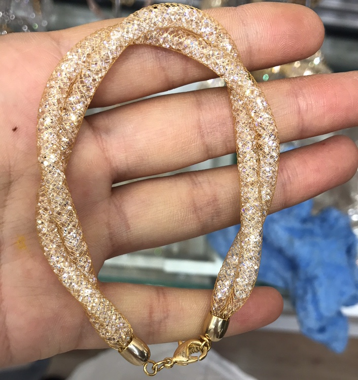 The European and American gold wire mesh bracelet is plated with real gold, which does not fade and does not cause allergies