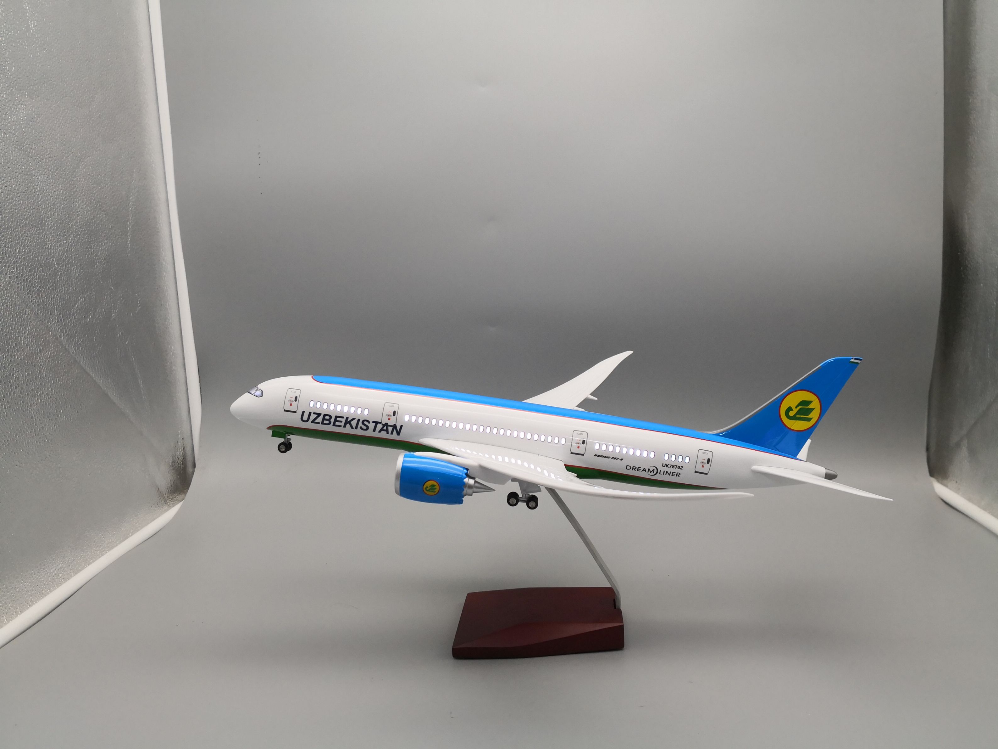 飞机模型（乌兹别克斯坦航空B787 LED声控飞机模型）树脂飞机模型