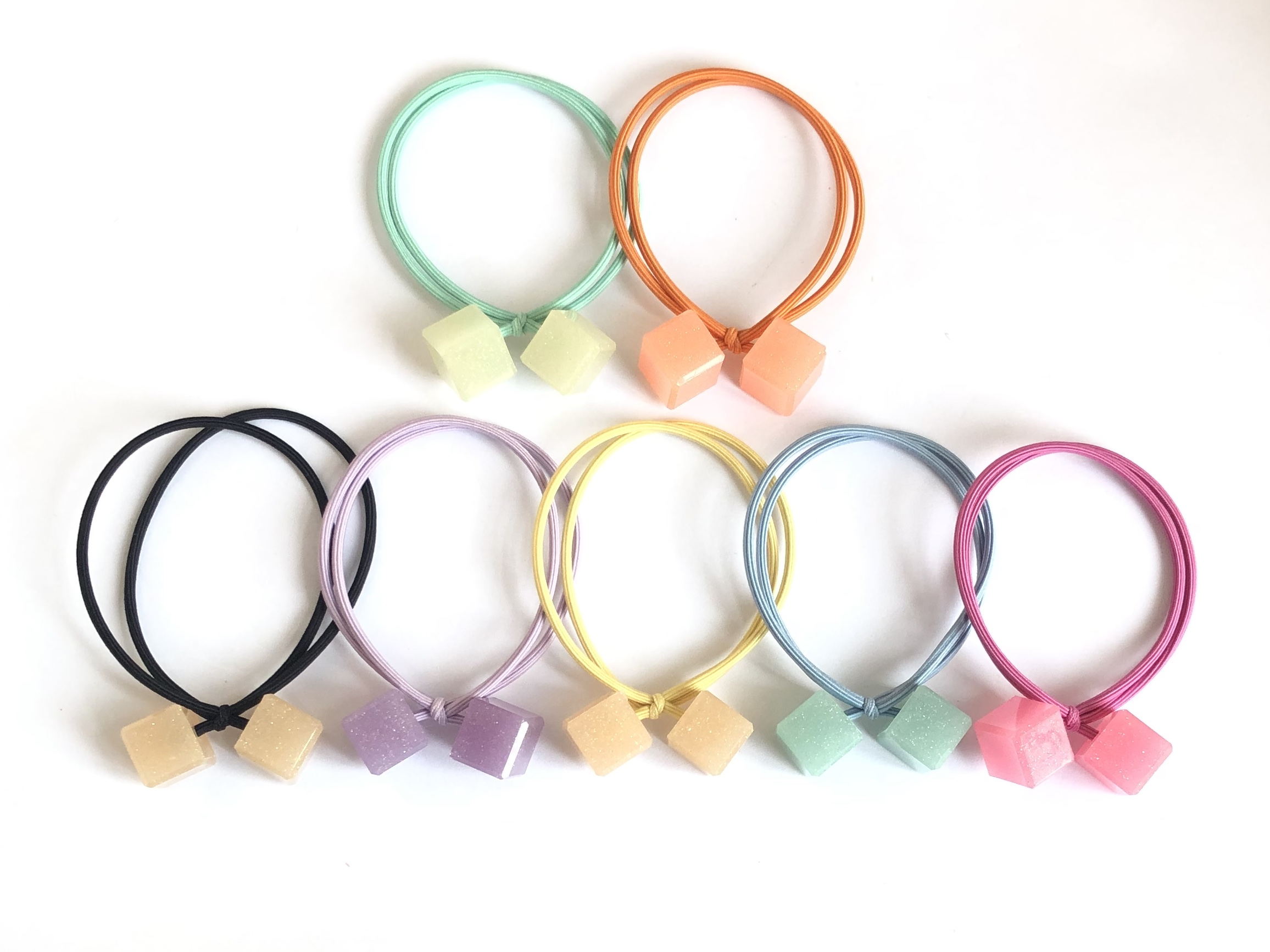 Double-layered knotted rubber bands with fine flashing square beads