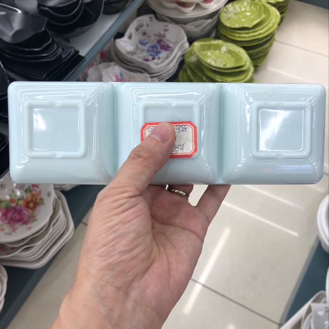 A three-compartment ice-cracked dish Specification image