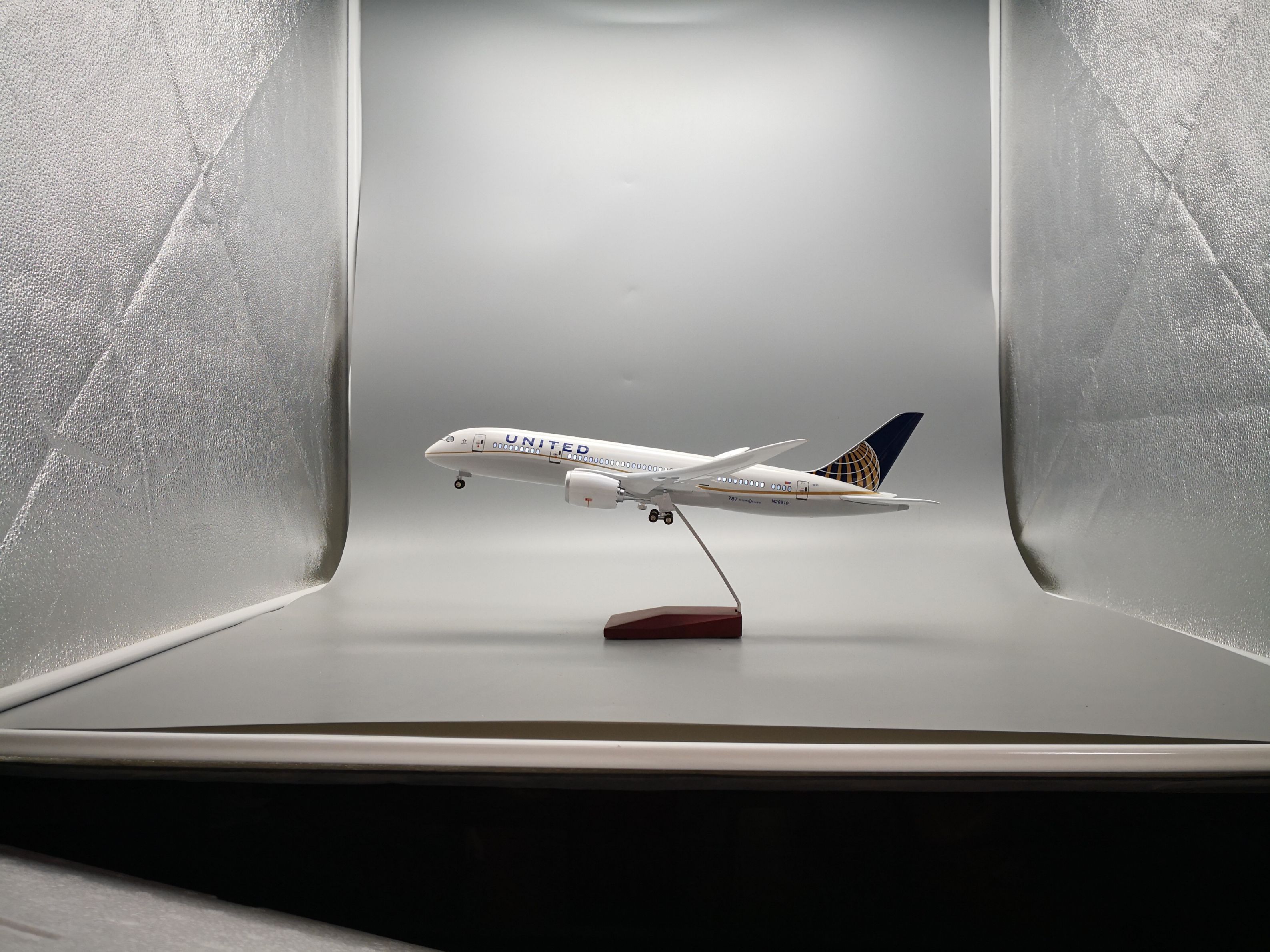飞机模型（美国联合航空B787 LED声控飞机模型）合成树脂飞机模型