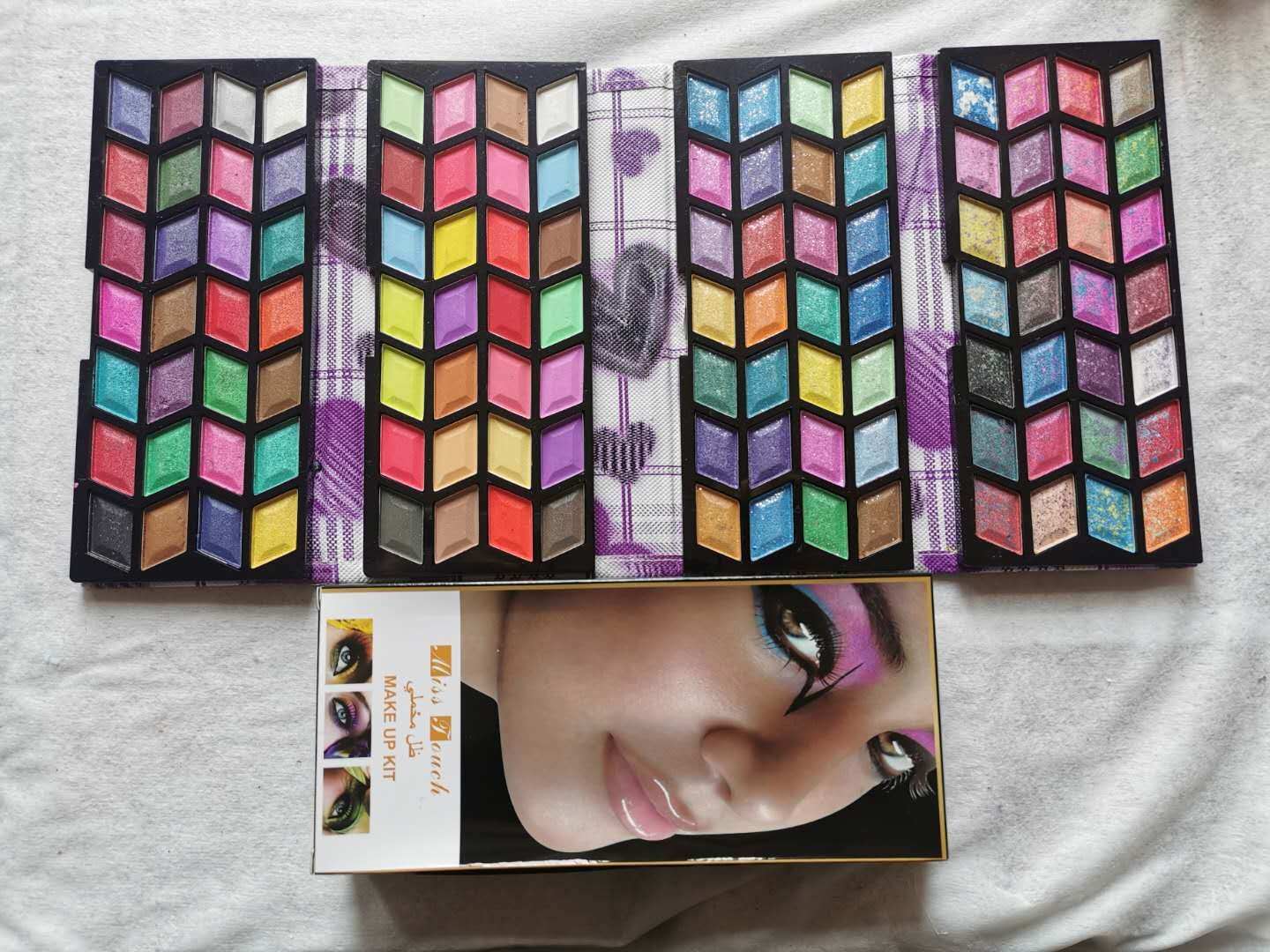 Medium fold: arrow *4 multi-color eye shadow wallet