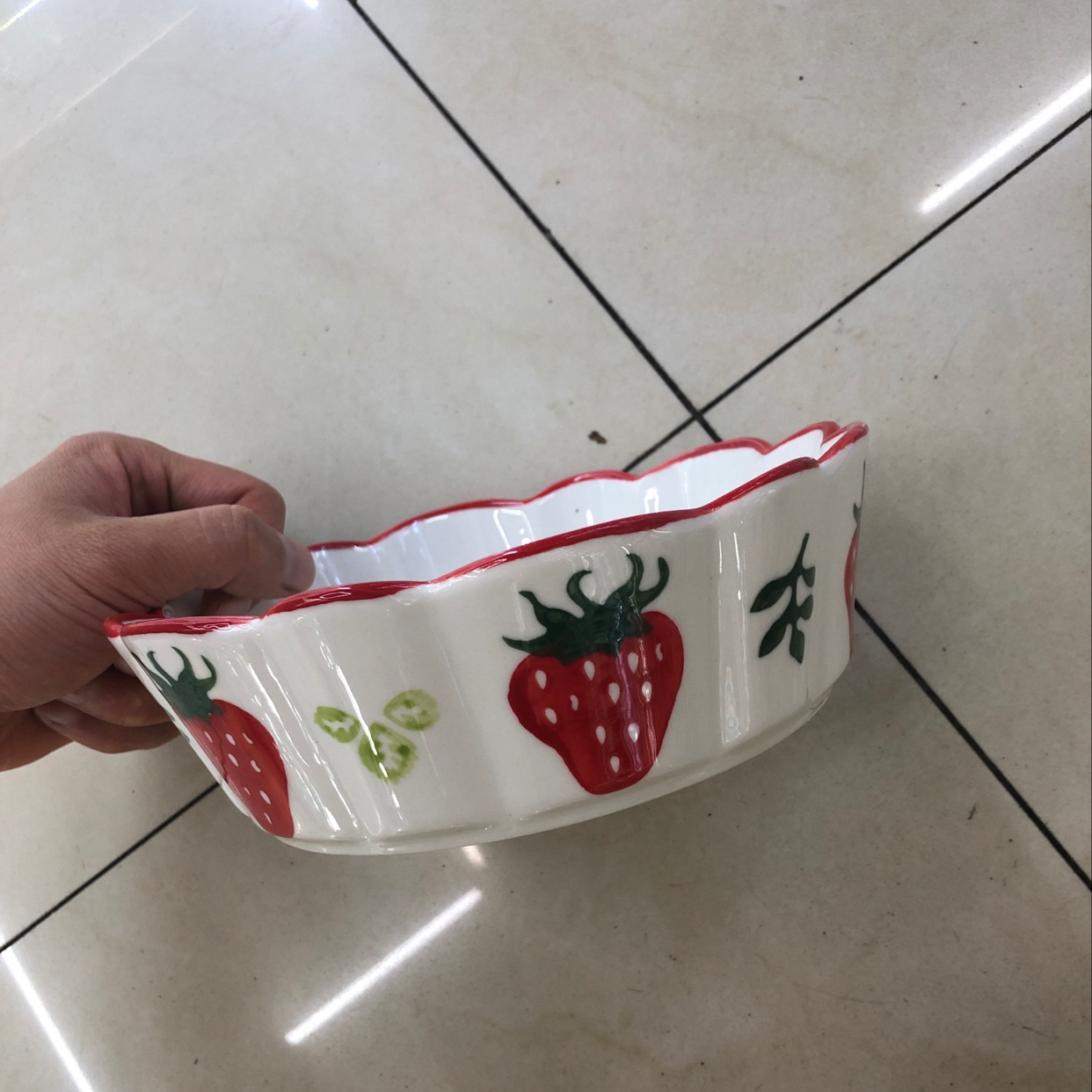 Ceramic wavy edge strawberry dish thumbnail