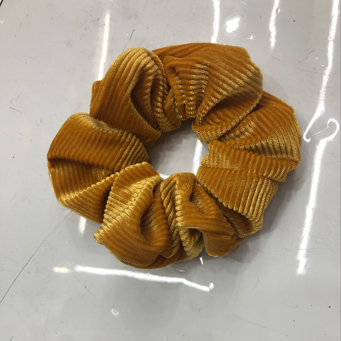 The corduroy hair band is so colorful and delightful. It's a hair band that everyone wants just by looking at it