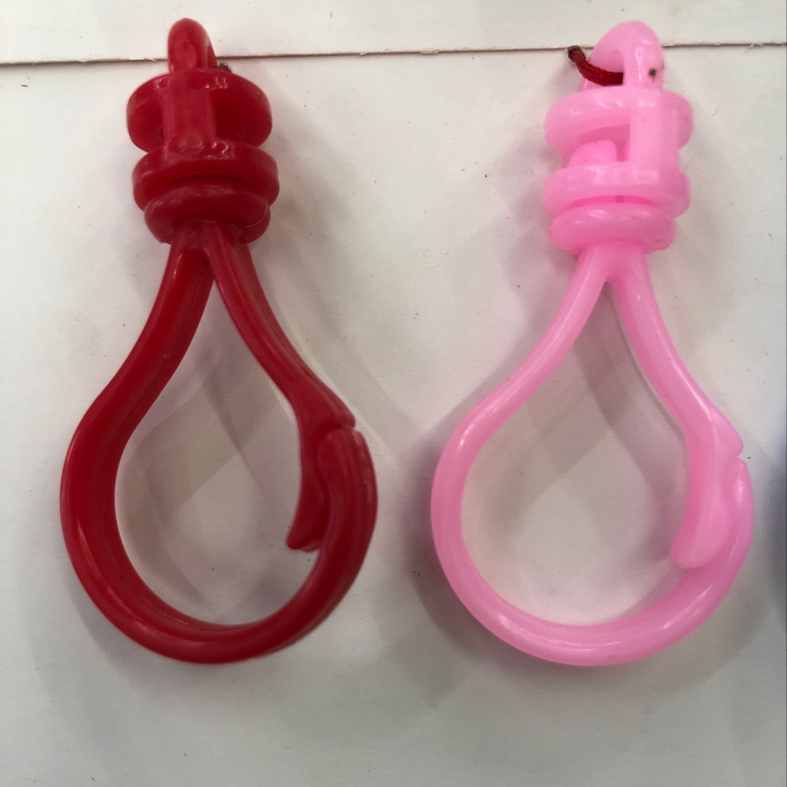 Turn the plastic bulb buckle thumbnail