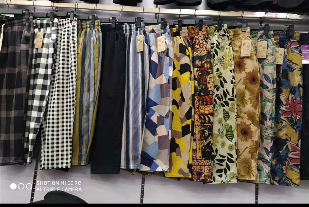 Spring/Summer 2020 Loose printed vintage linen thin women's cotton and linen nine-inch pants Application Scenario