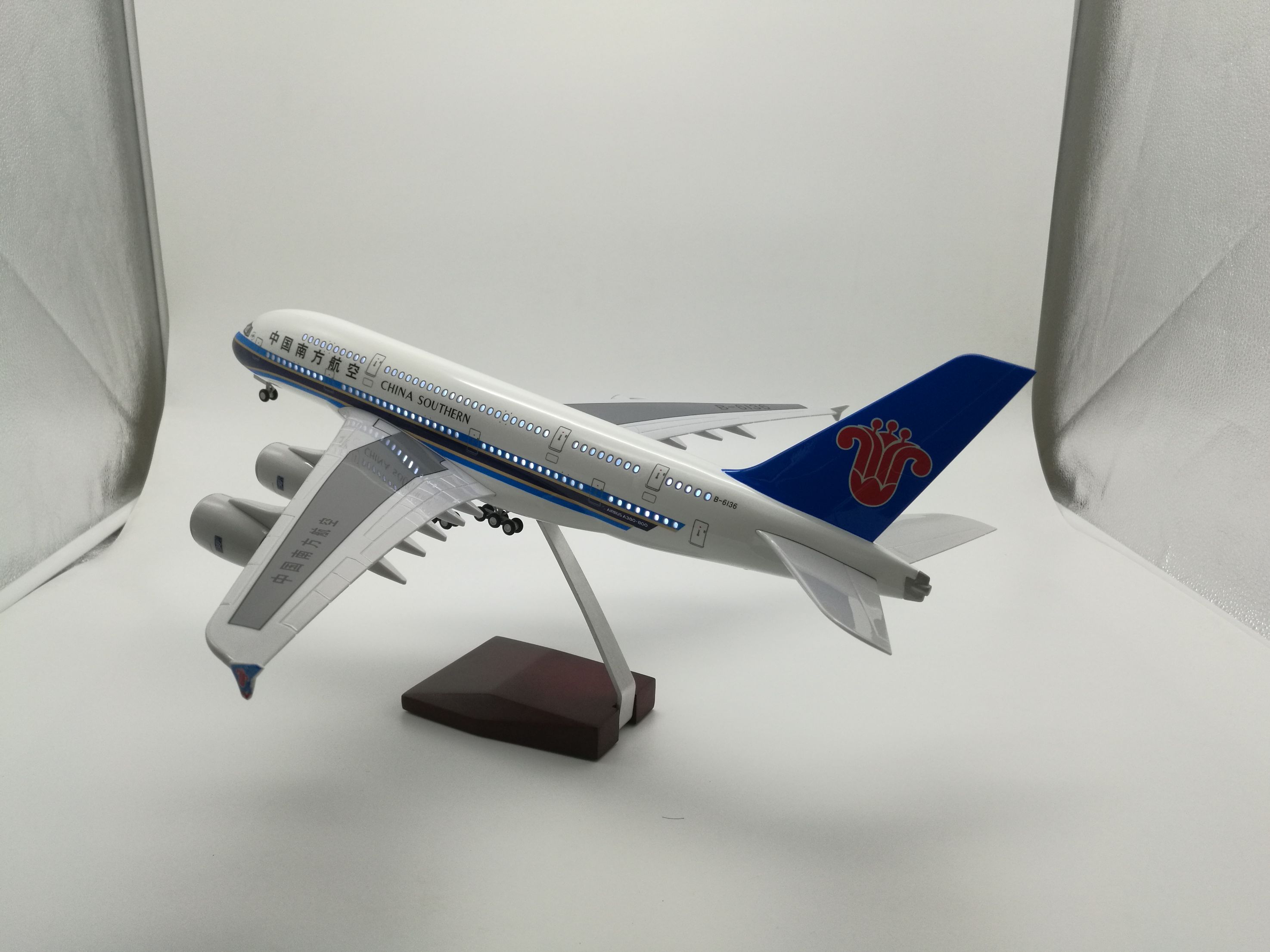 飞机模型（中国南方航空A380 LED声控飞机模型）树脂飞机模型