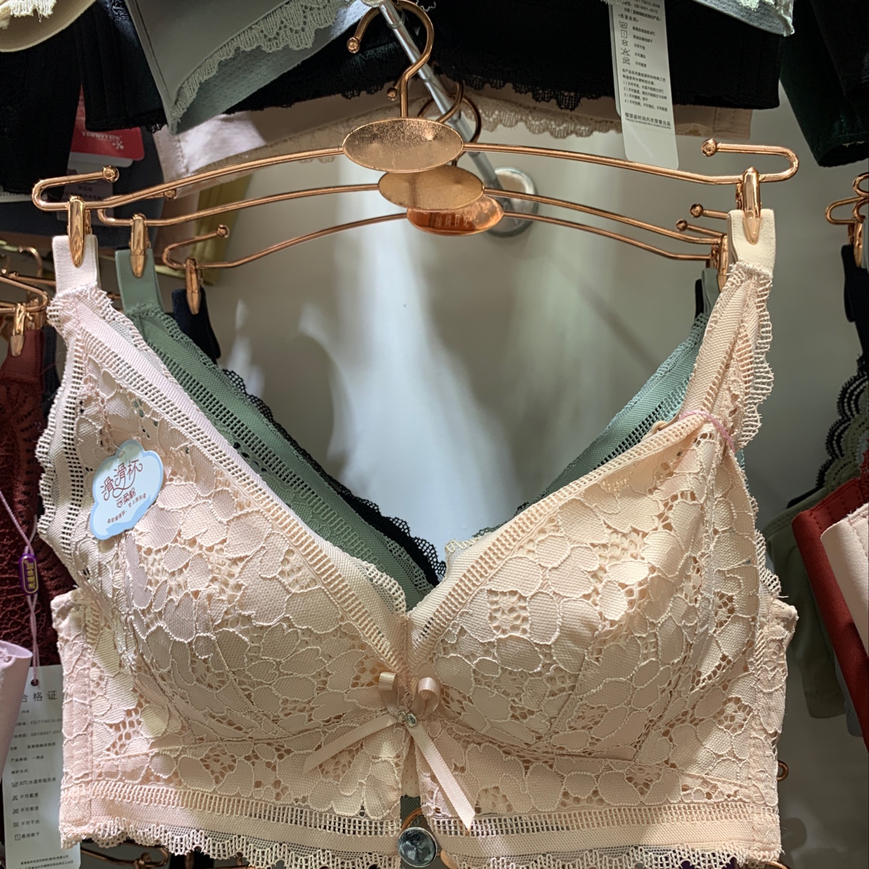 The small chest thickens to gather the underwear woman thumbnail
