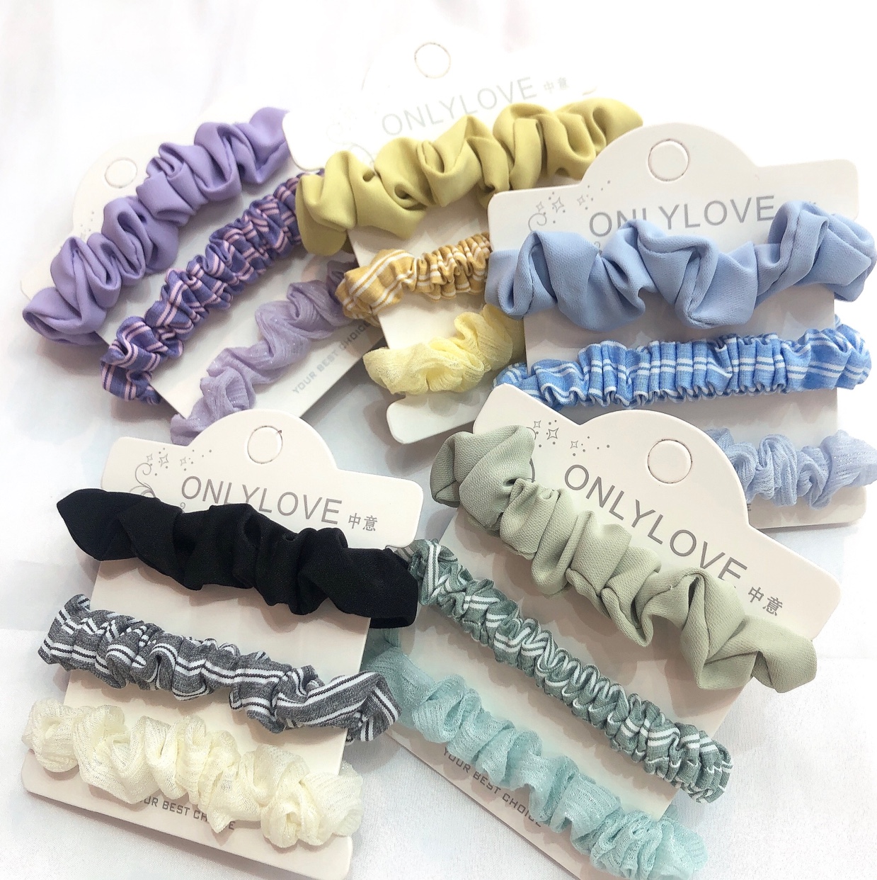 A 3-piece set of snap-on fabric hair ties with a fresh and stylish striped hair band