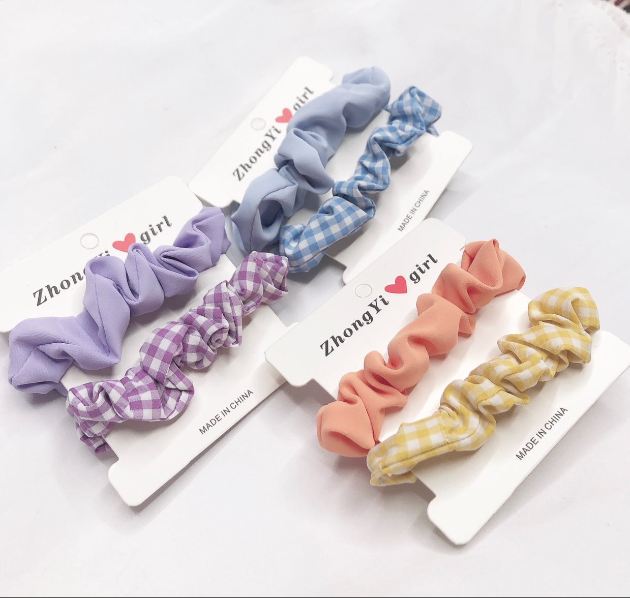 A 2-piece set of a cute and fresh hair band with a large intestine ring and a cloth ring hair tie