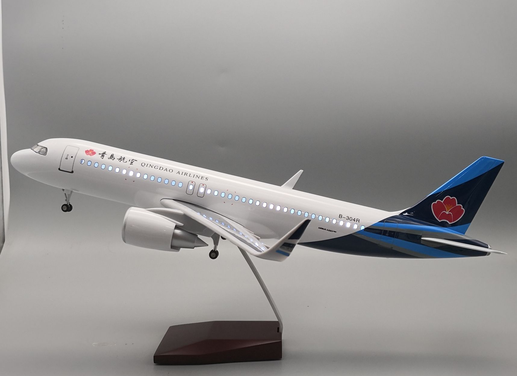Model aircraft (China Qingdao Airlines A320 LED voice-controlled aircraft model) resin model aircraft