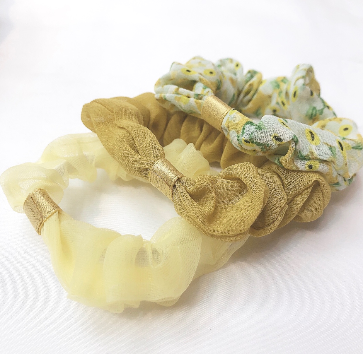 A set of 3 pieces of fabric clips for a hair tie with a fresh and delicate floral pattern