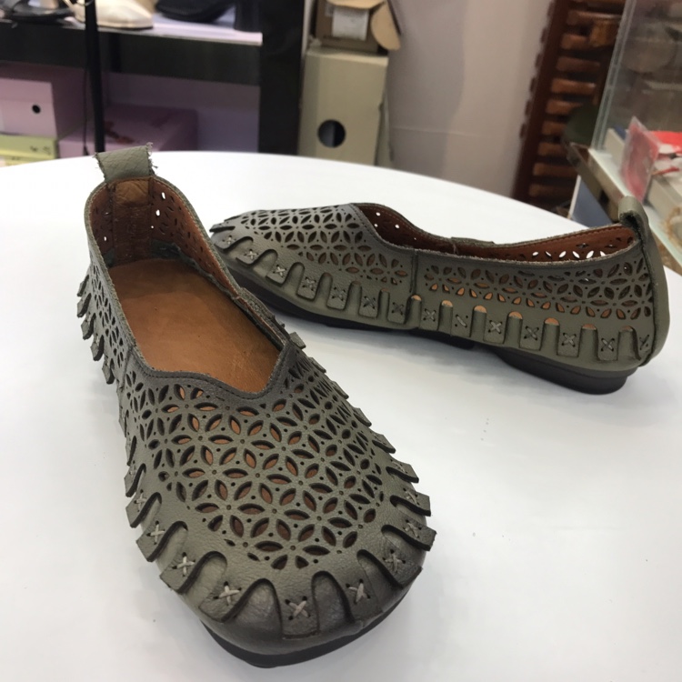 Hollowed-out single shoes, leather women's shoes, beef tendon, soft sole, soft upper, grandma shoes, new spring round head flat shoes thumbnail
