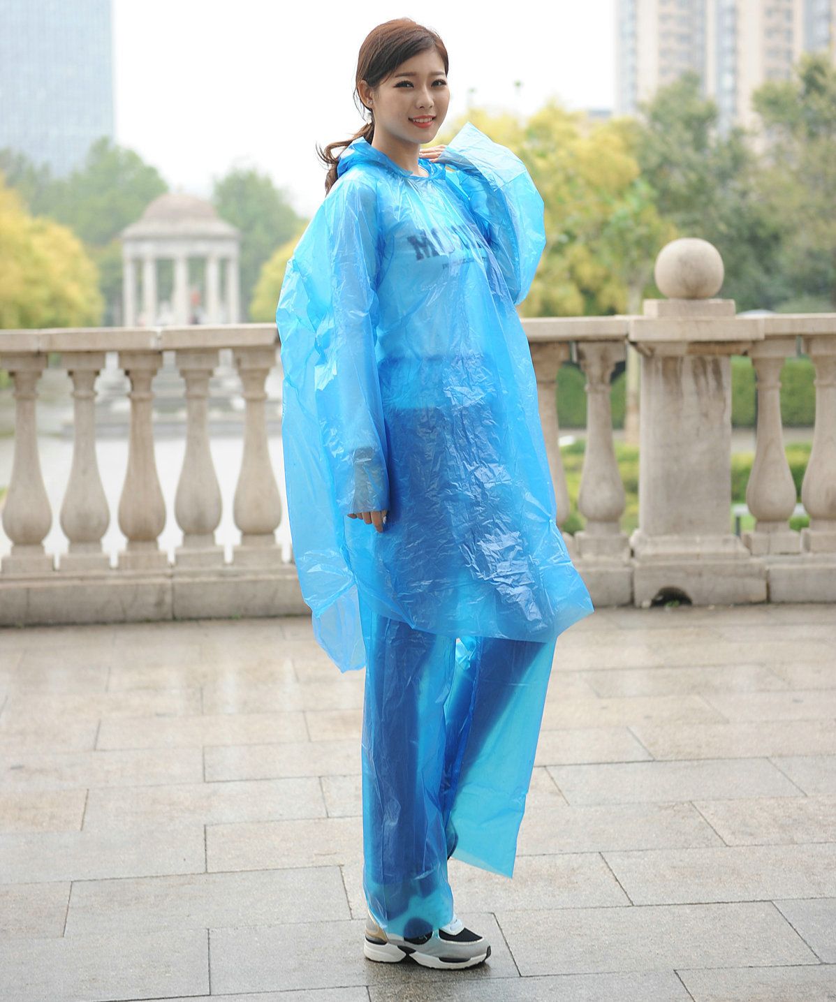 Yiwu manufacturer's direct sales of thickened disposable raincoat sets for rafting