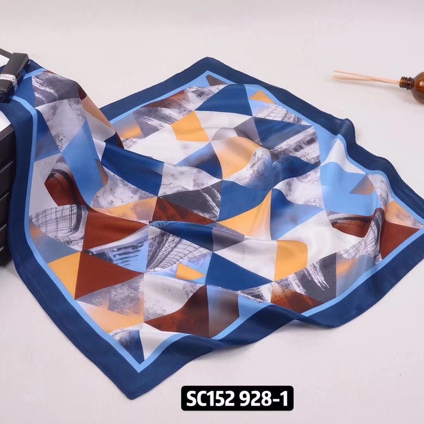 2020 Europe And The United States Spring New Female Imitation Silk Square, Mother Gift Scarf A Fashion Decoration Application Scenario