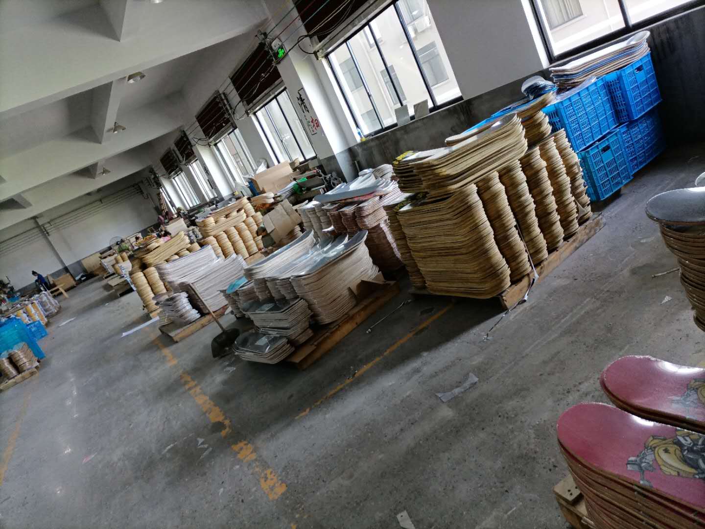 A ten-year-old store specializing in professional four-wheel road double-lift skateboards for teenagers, children, boys and girls detail image 1