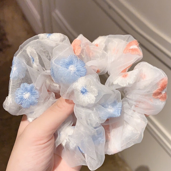 The flower-shaped tulle hair band is so colorful and beautiful that it's super nice. Just looking at it makes one want it