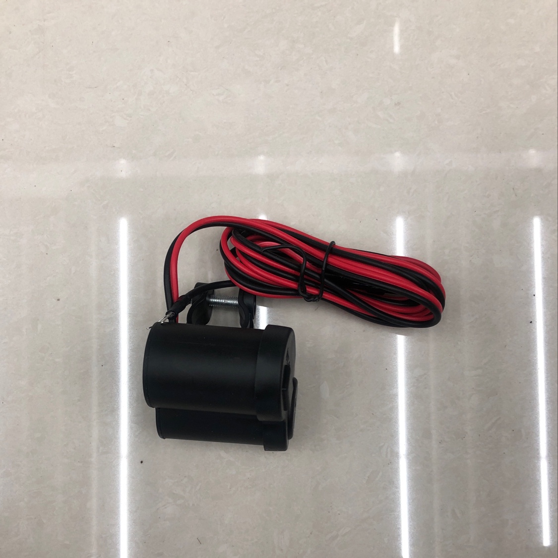手机充电器细节图
