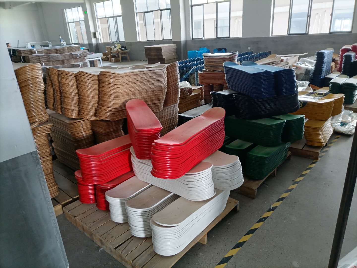 A ten-year-old store specializing in professional four-wheel road double-lift skateboards for teenagers, children, boys and girls detail image 2