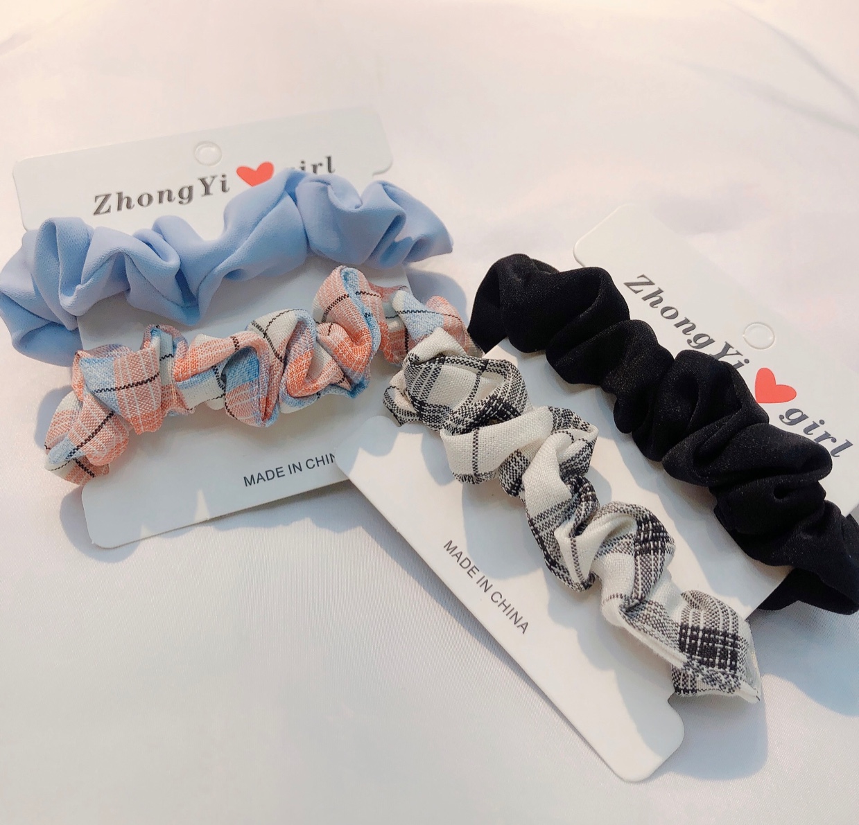 A combination of 2 pieces of fabric clips and a fresh and clean checkered hair tie details Picture