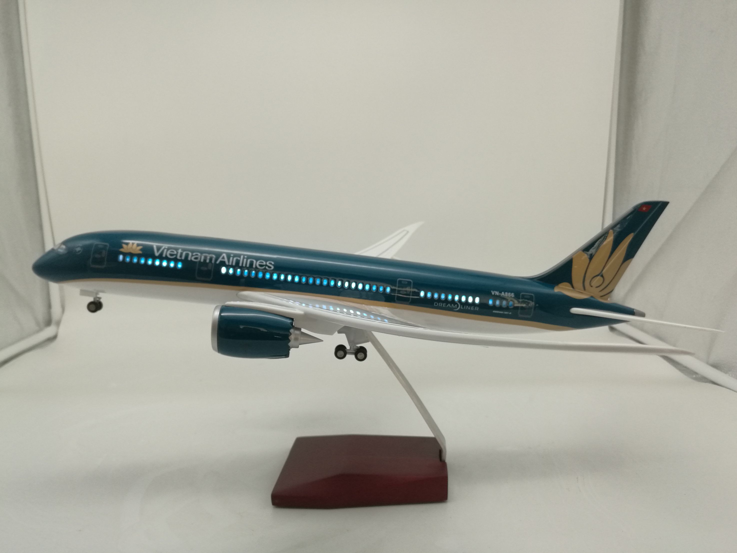 飞机模型（越南航空B787 LED声控飞机模型）树脂飞机模型