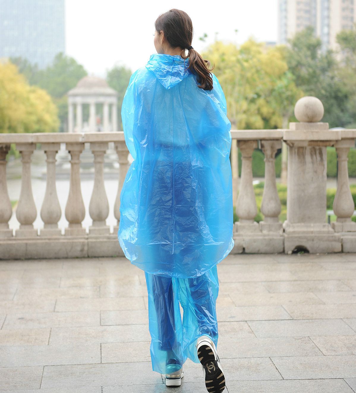 Yiwu manufacturer's direct sales of thickened disposable raincoat sets for rafting detail image 1