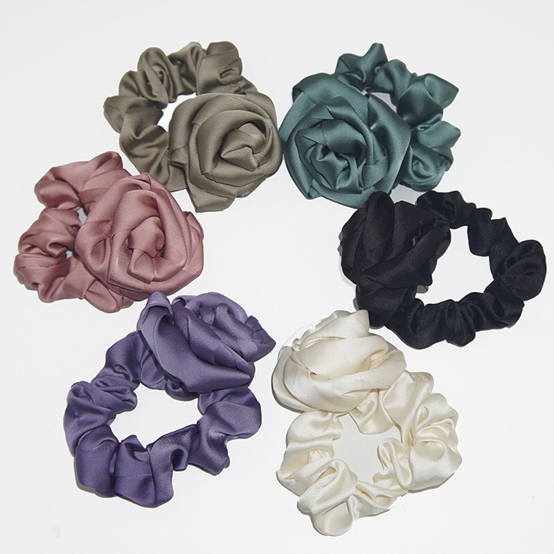 The rose hair band is so colorful and beautiful. It's super nice. Just looking at it makes one want it