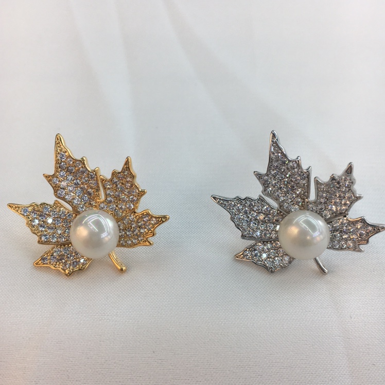 Maple leaf pearl brooch thumbnail