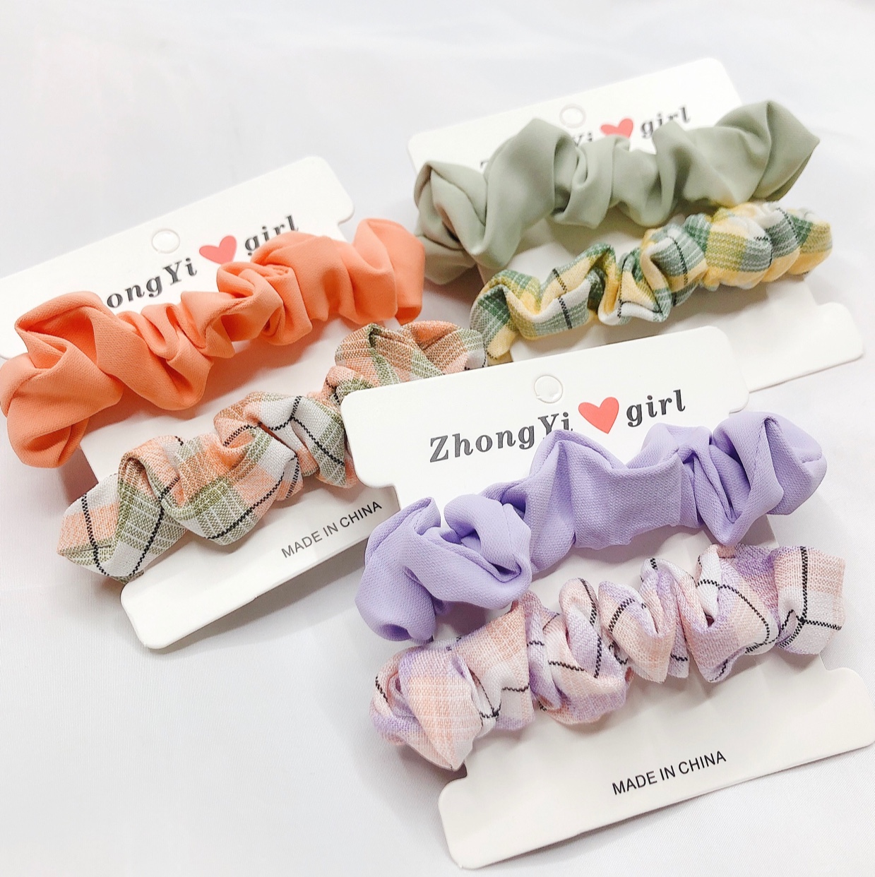 A combination of 2 pieces of fabric clips and a fresh and clean checkered hair tie